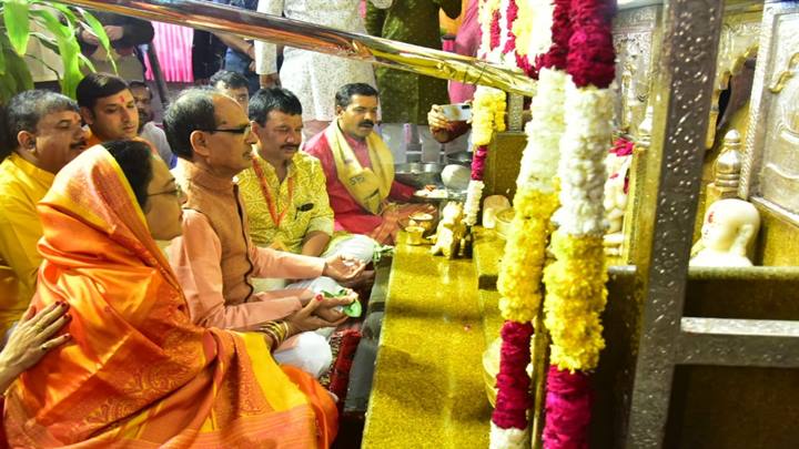 मुख्यमंत्री श्री चौहान ने महाशिवरात्रि पर बड़वाले महादेव मंदिर में की पूजा-अर्चना